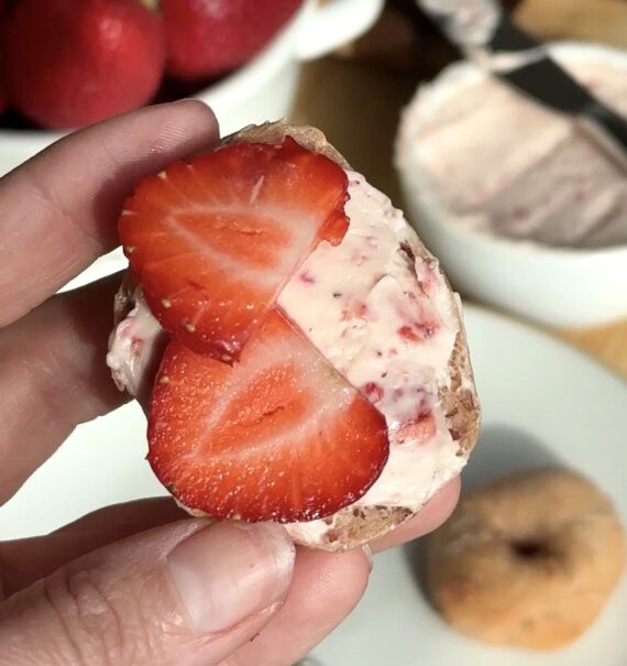 easy strawberry bagels
