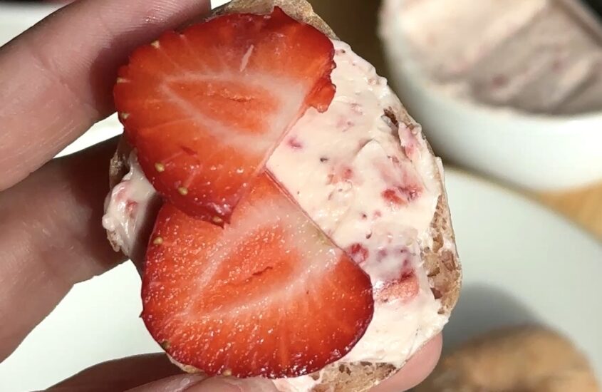 easy strawberry bagels